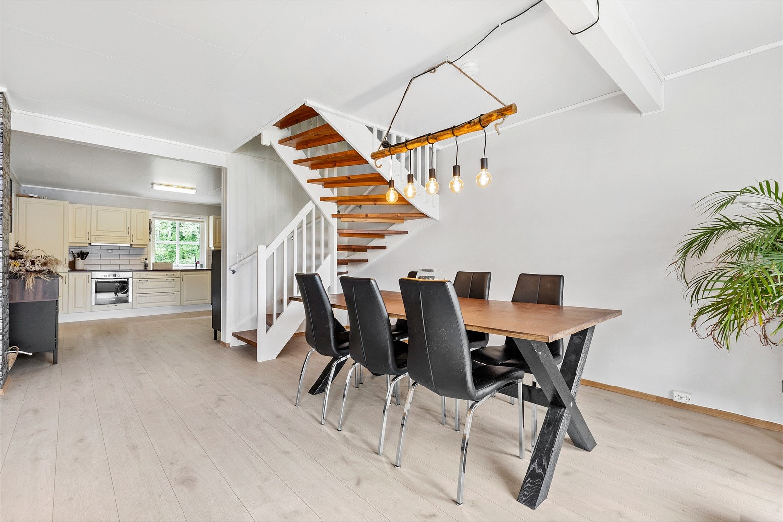 Pent plassert i stuen har man en utmerket plassering for spisestuen. Galleribilde