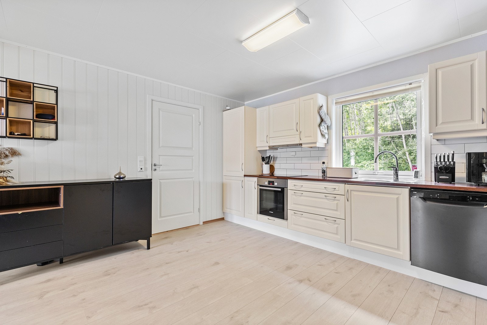 Kjøkkenet er lekkert i utførelse og har alt man trenger for å diske opp gode måltider til venner og familie. Galleribilde