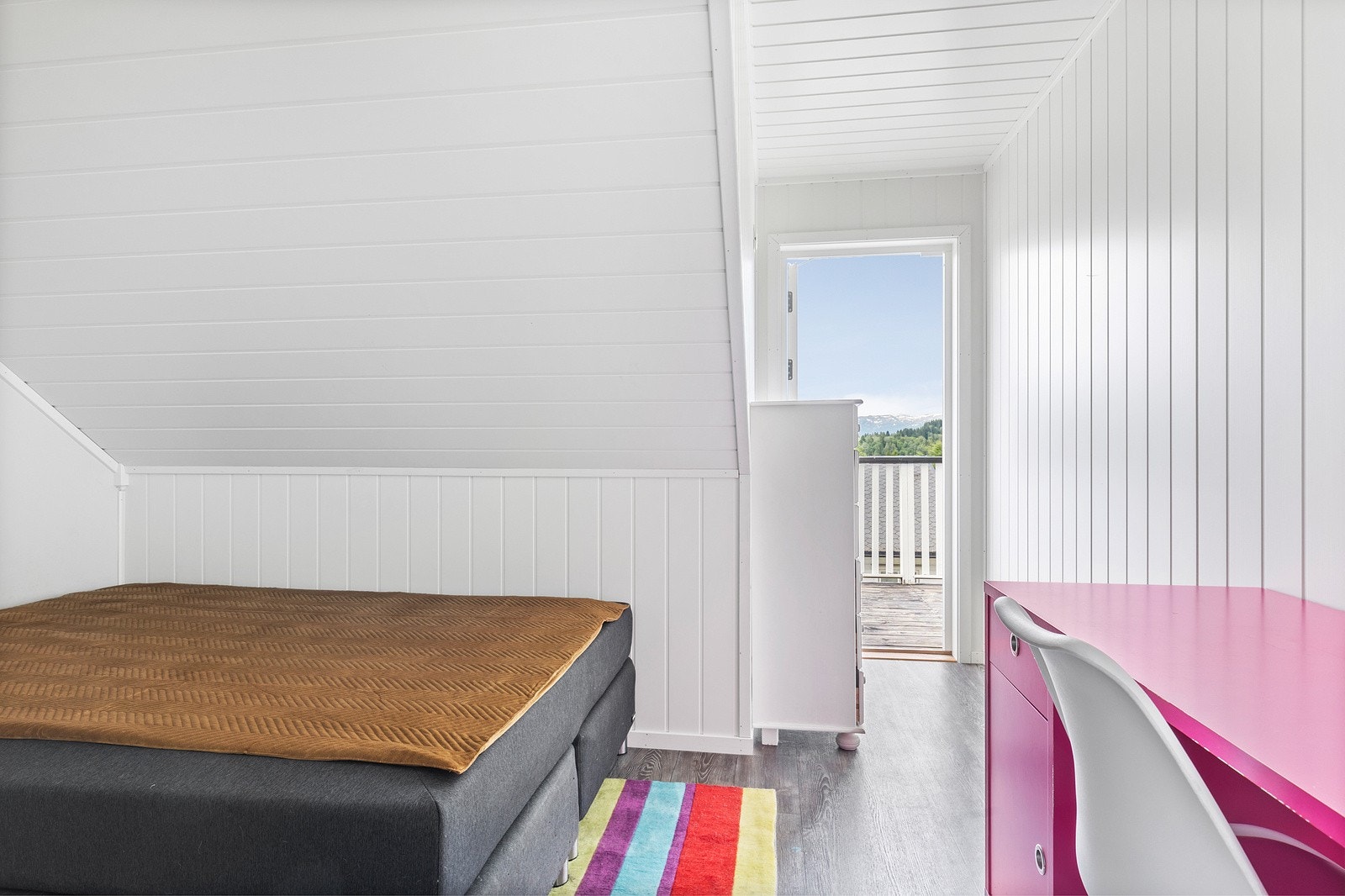 Fra dette rommet har man tilgang til en flott balkong hvor utsikten over området kan nytes. Galleribilde