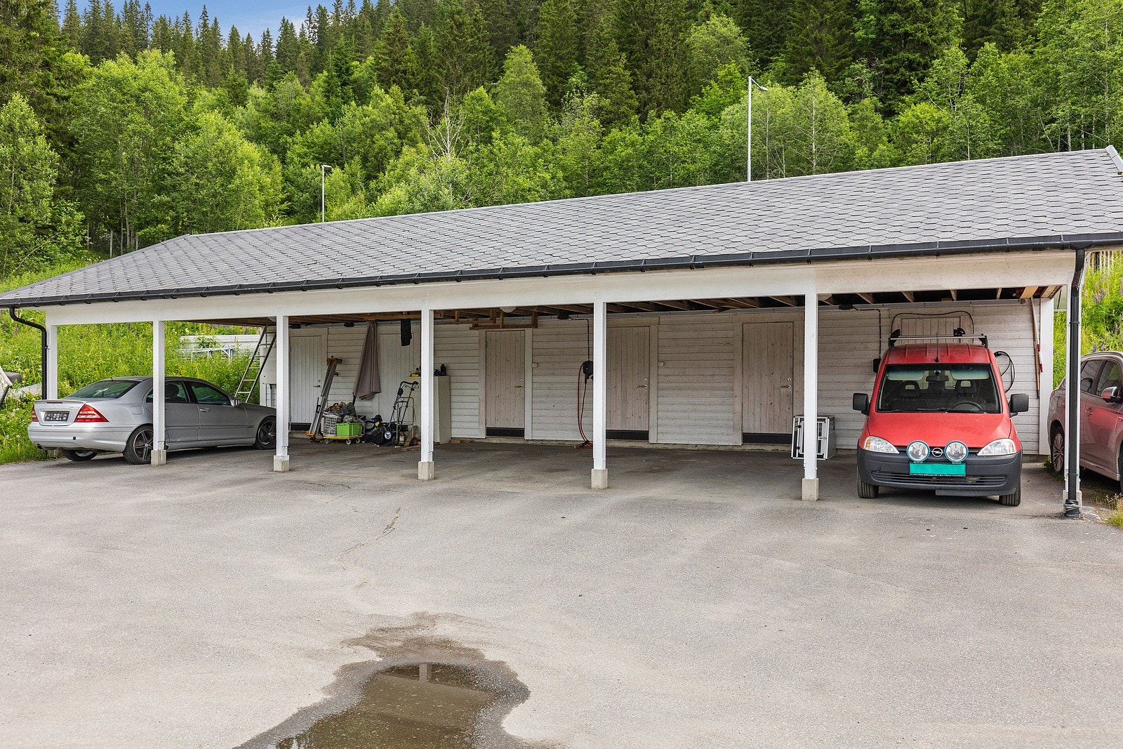 Det følger carport med boligen. Her er det også sportsbod med innlagt strøm. Galleribilde