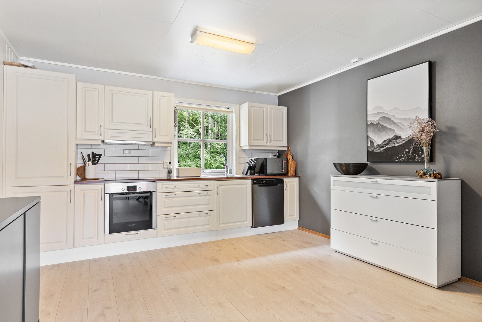 En praktisk kjøkkenøy er et kjærkommet tilskudd i hverdager og fungerer utmerket for et kjapt måltid da man er på farten. Galleribilde