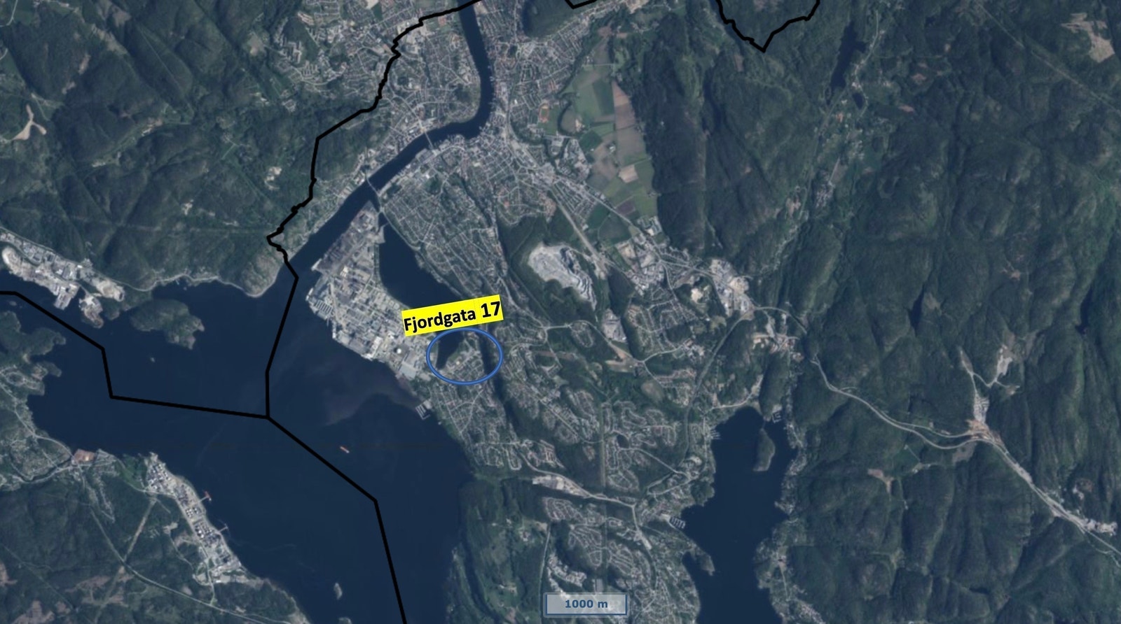 Meget god beliggenhet tett på Rv 36, like utenfor bykjernen i Porsgrunn. Galleribilde