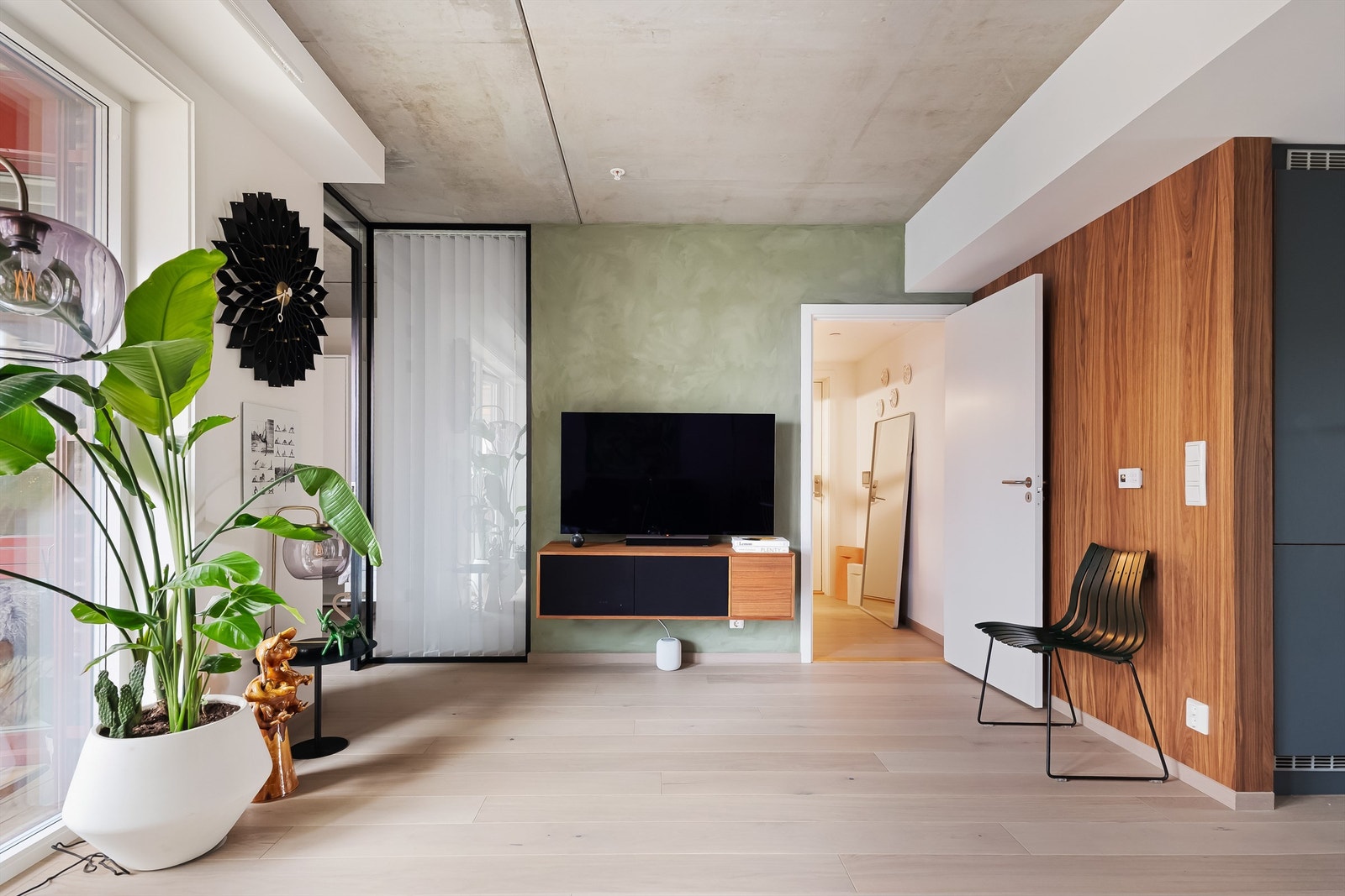 Gulvene er belagt med en lekker en-stavs parkett og overflatene er holdt i tidløse og delikate nyanser. Galleribilde