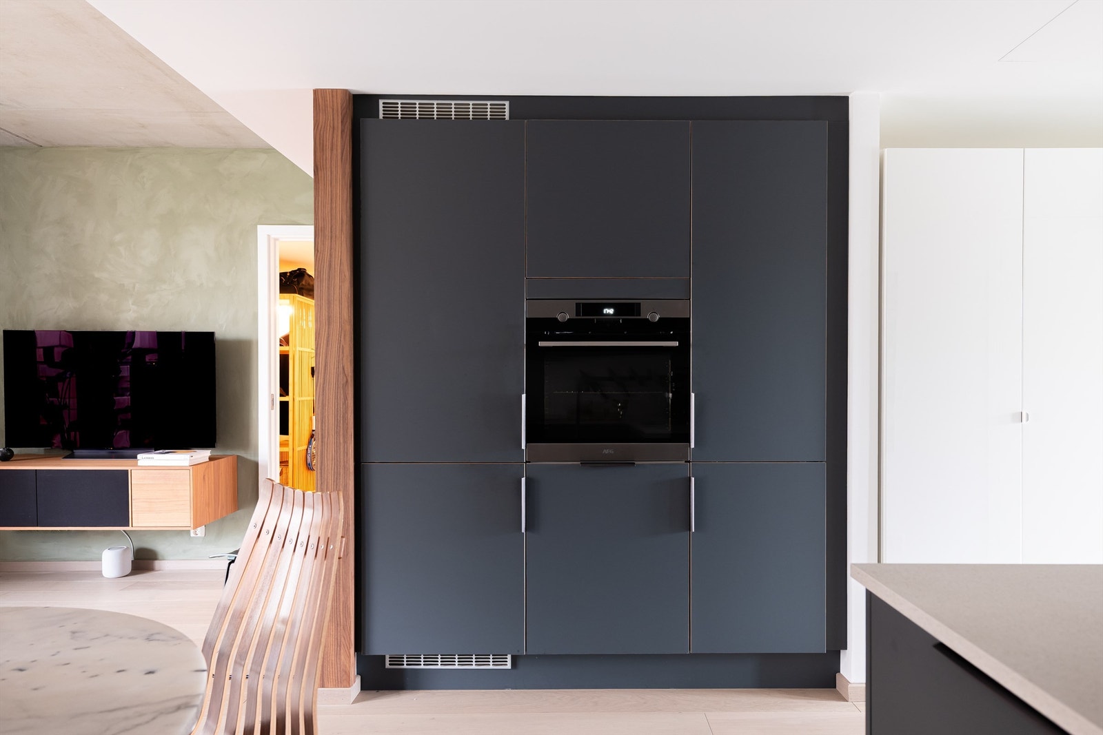 Hvitevarene er sømløst integrert i innredningen og består av induksjonstopp, stekeovn, oppvaskmaskin og kjøl-/fryseskap. Galleribilde