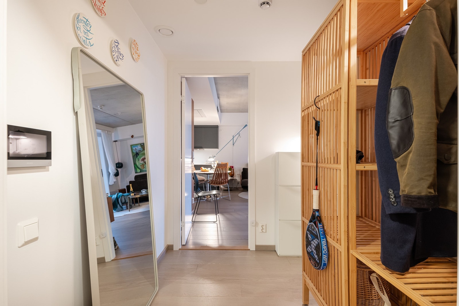 Leilighetens entré er lys og innbydende og gir et svært godt førsteinntrykk av boligen. Her er det god plass til å henge fra seg yttertøyet og sette fra seg sko. Galleribilde
