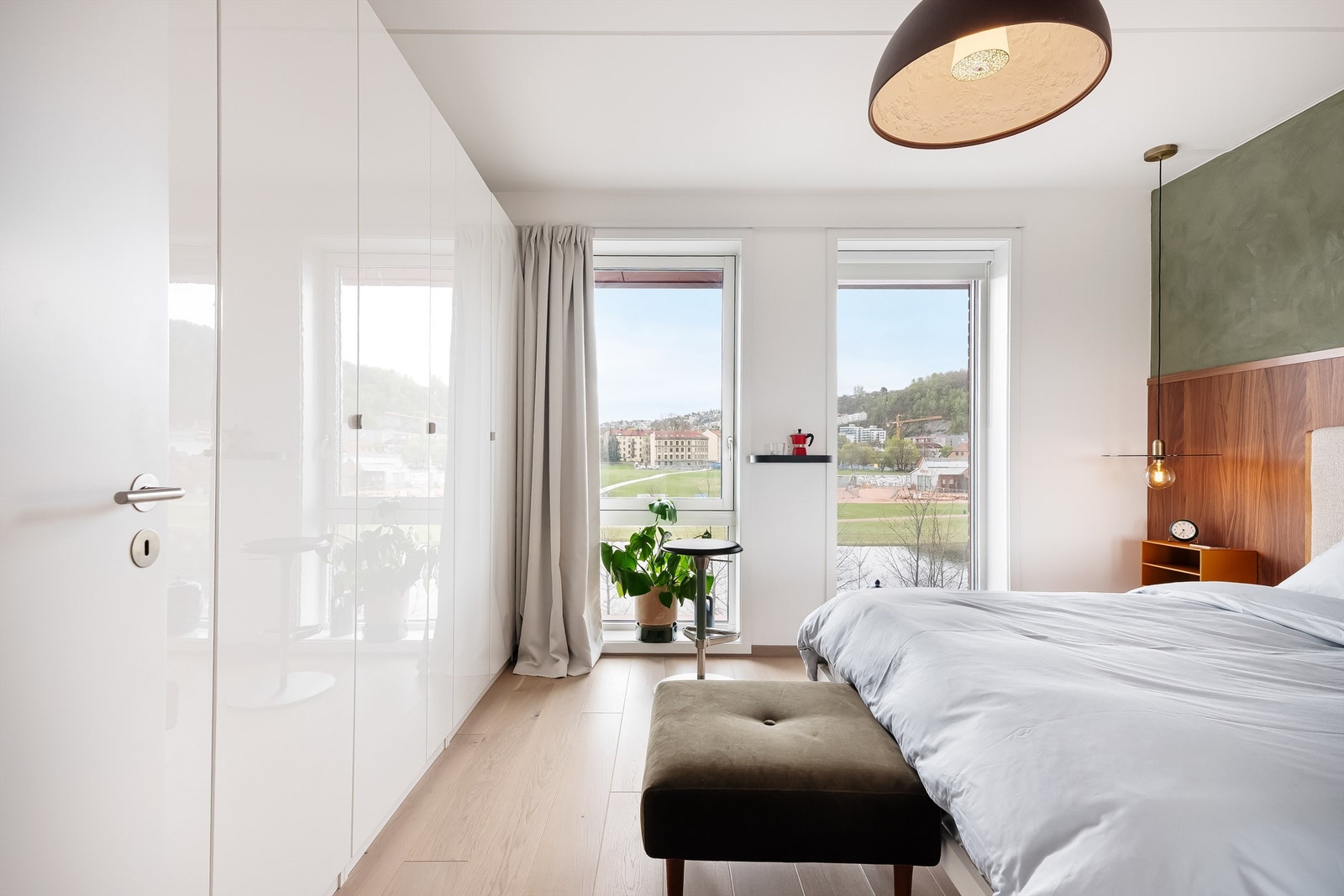 Hovedsoverommet har en fantastisk morgensol og idyllisk utsyn mot flotte parkområder. Galleribilde