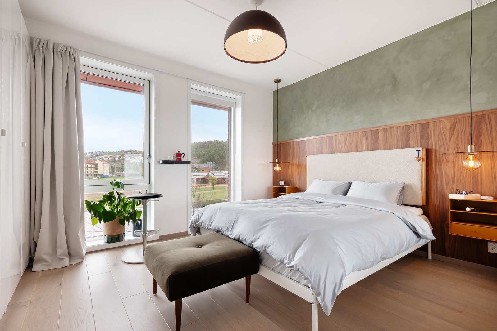 Hovedsoverommet er av god størrelse og kan enkelt innredes med både dobbeltseng og tilhørende nattbord. Galleribilde