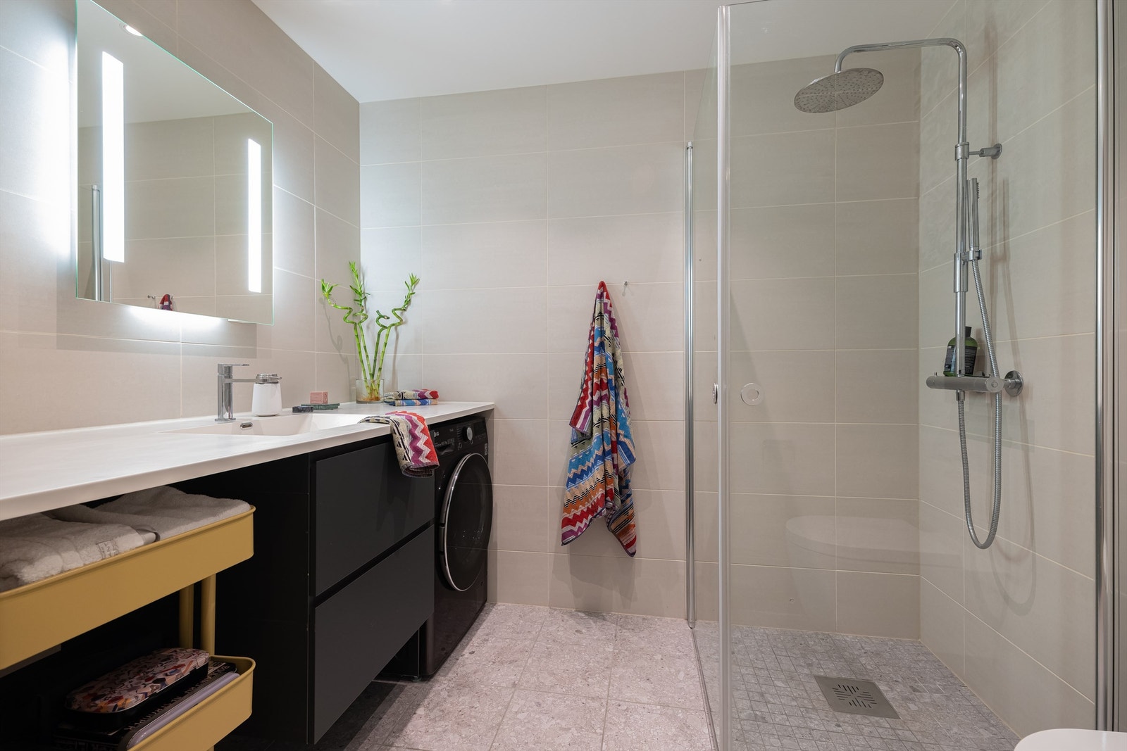 Delikat flislagt bad med varme i gulvet. Baderomsinnredningen er fra Vedal består av vegghengt servantskuffer med nedfelt servant. Galleribilde