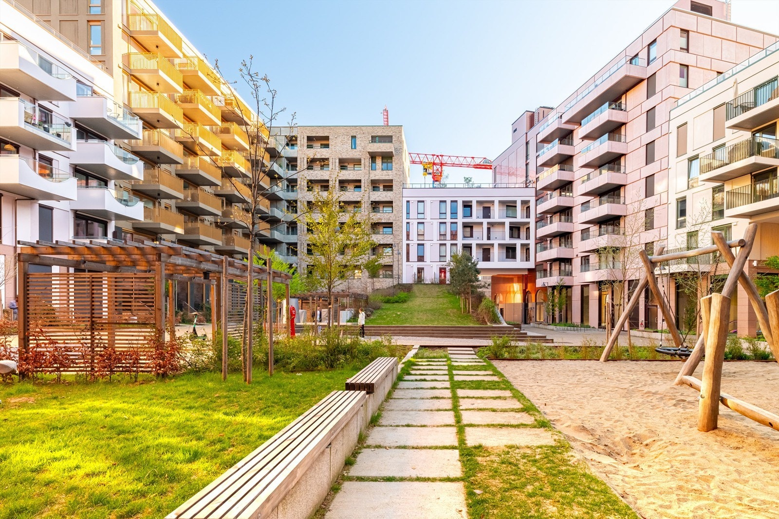 Hyggelig felles bakgård med lekeplass for de minste og frodige grøntområder. Galleribilde