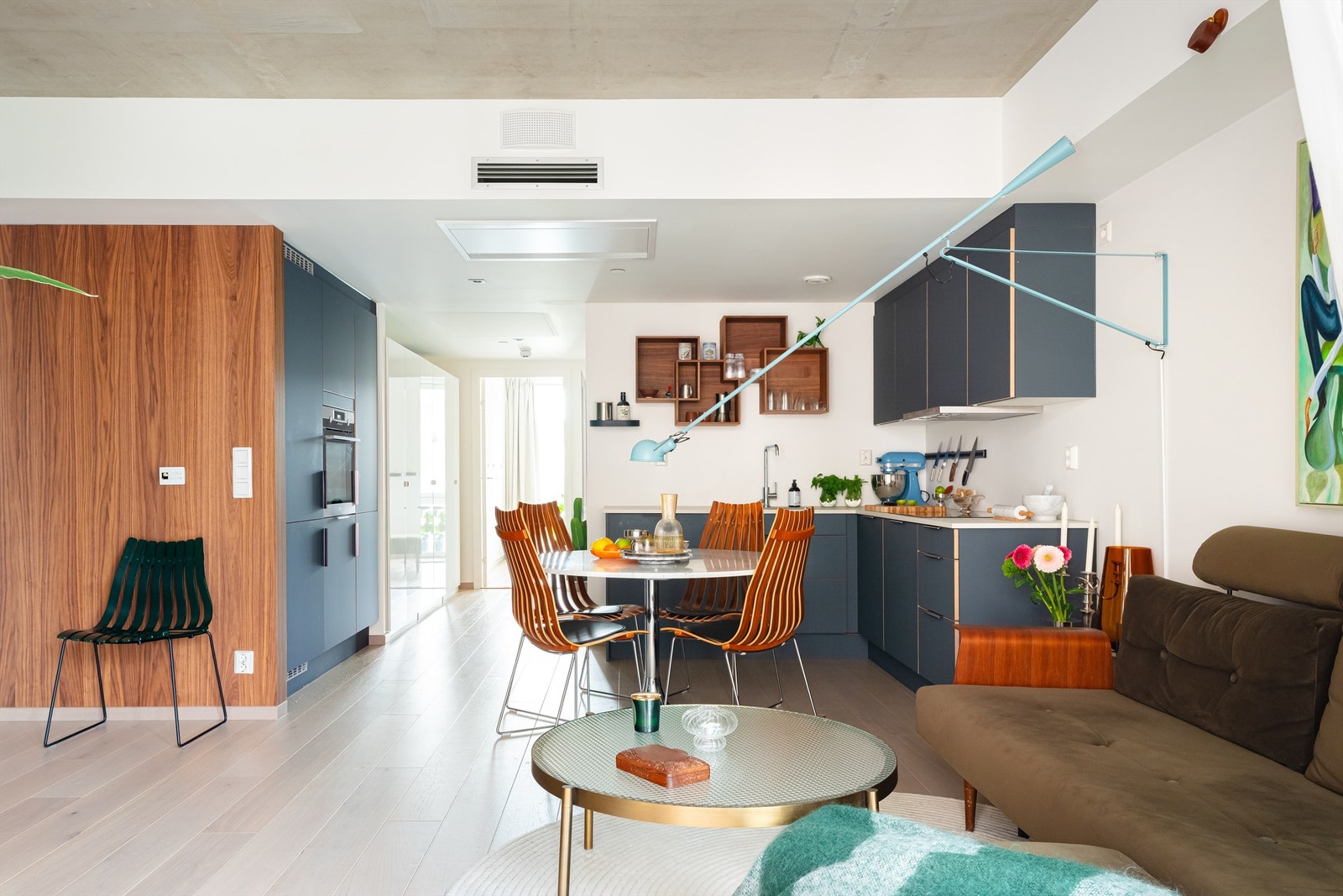 I fin overgang mot kjøkkenet er det også god plass for å innrede med et spisebord med gode muligheter for å invitere venner og familie på middag. Galleribilde