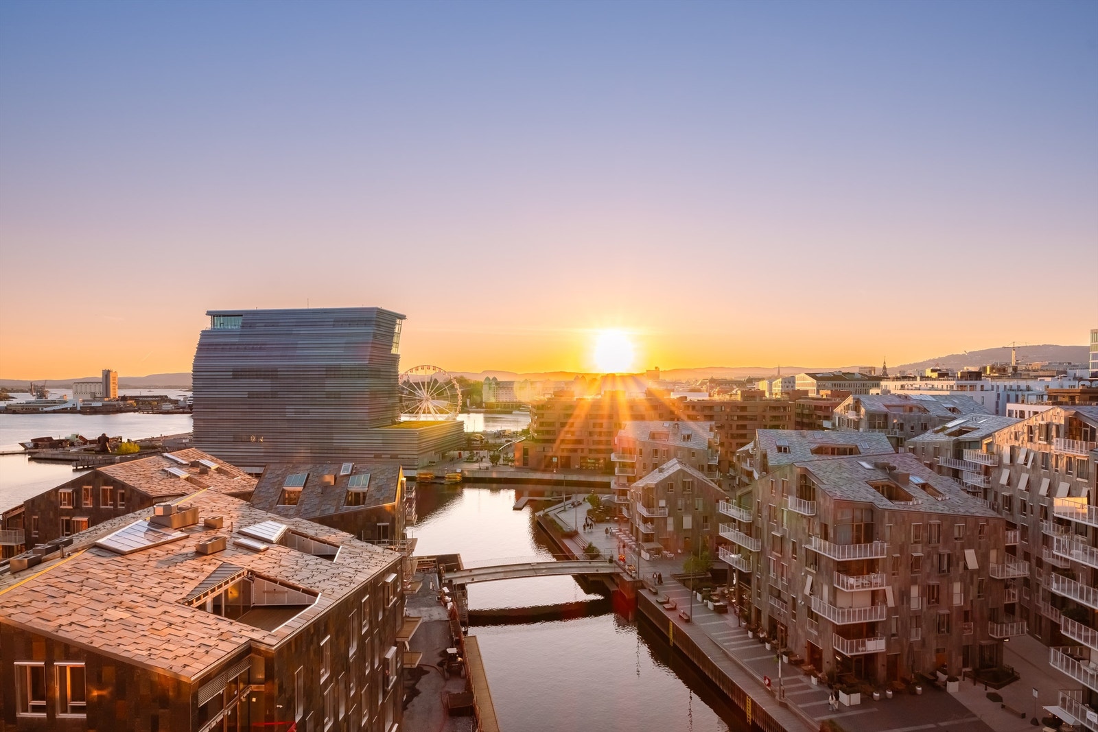 Fra Bjørvika og Sørenga har du utsikt over Oslofjorden, idylliske Ekeberg, Operaen, Akershus festning, Hovedøya, Holmenkollåsen og Barcode-distriktet med Oslos nye skyline . Galleribilde