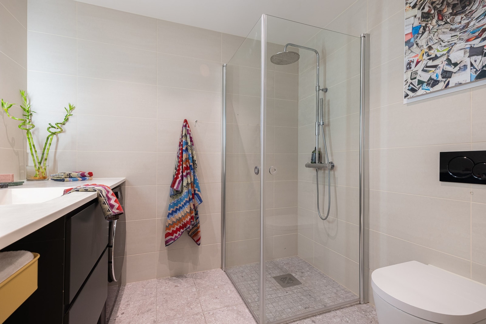 Videre har badet dusjhjørne med svingbare glassdører og vegghengt klosett. Galleribilde