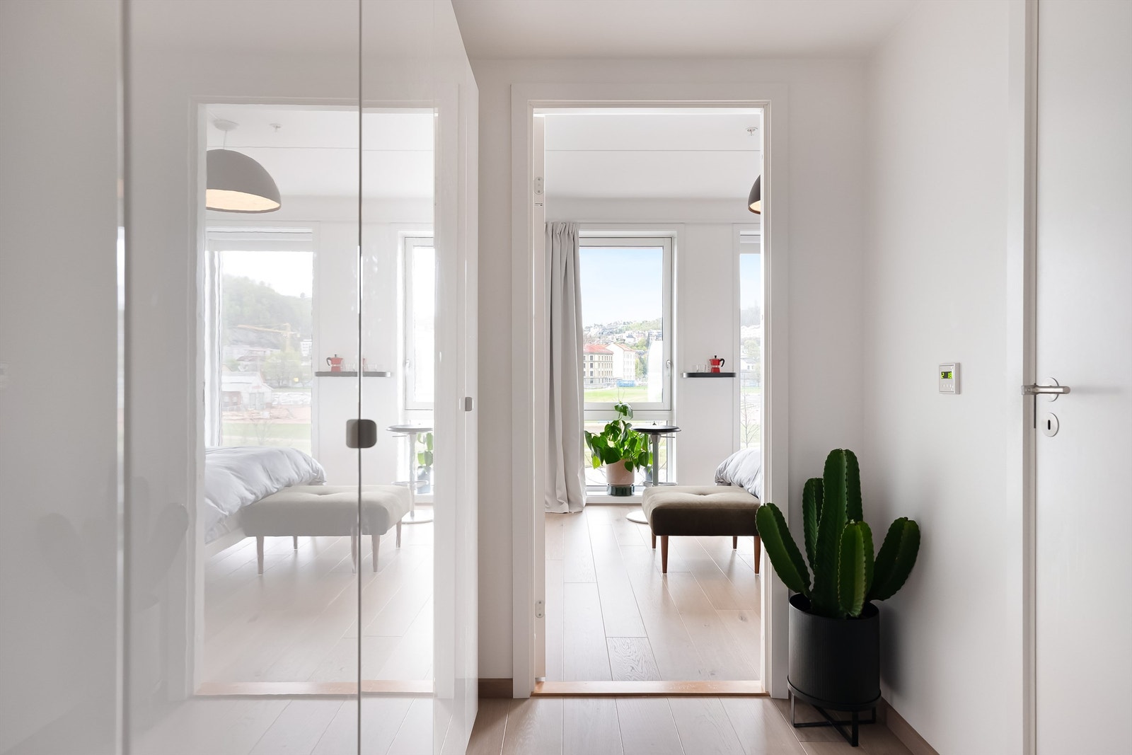 Mellom hovedsoverom og stue/kjøkken er det en gang innredet med garderobeskap med ytterligere oppbevaringsplass. Galleribilde