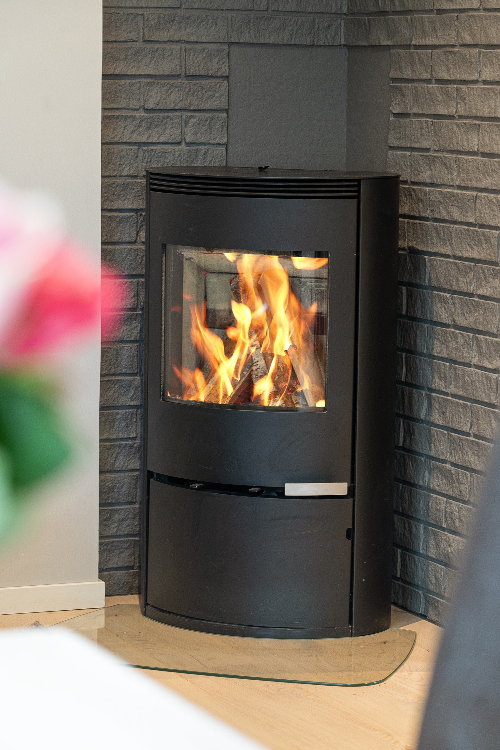 Fin peisovn som varmer godt på kaldere dager (pipeløp rehabilitert med nytt innvendig røykrør i 2016) Galleribilde