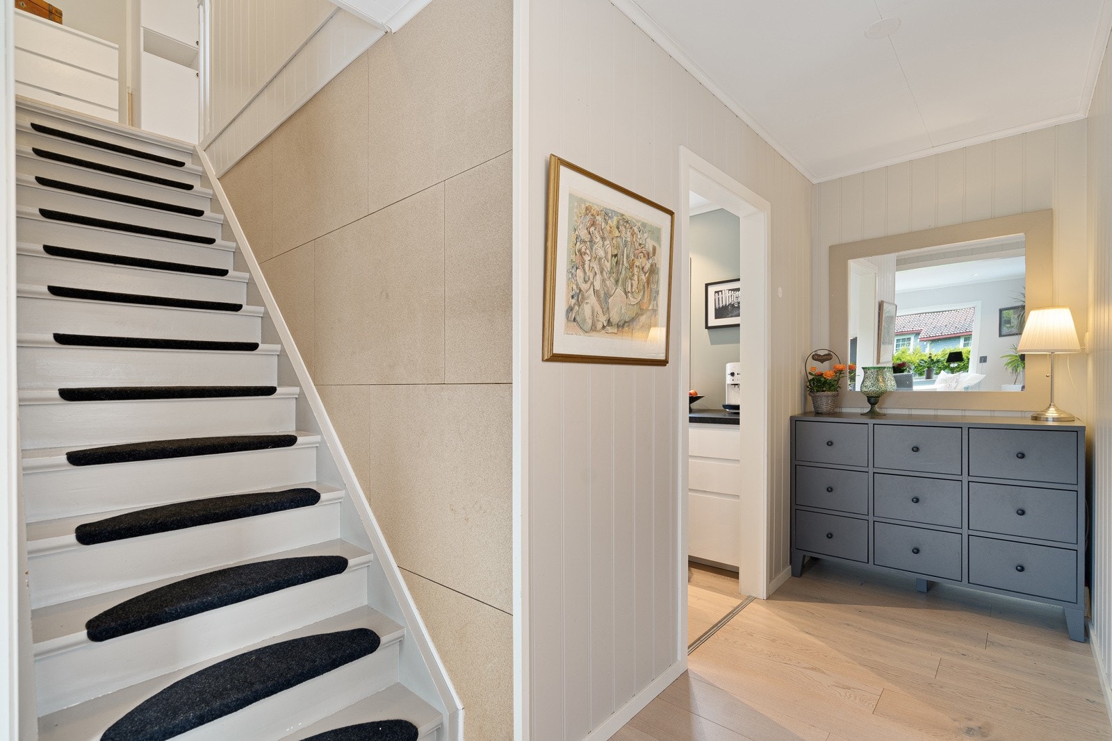 Fint trappeløp med "korktavle" på den ene veggen - praktisk til å henge opp beskjeder, bilder etc. Galleribilde