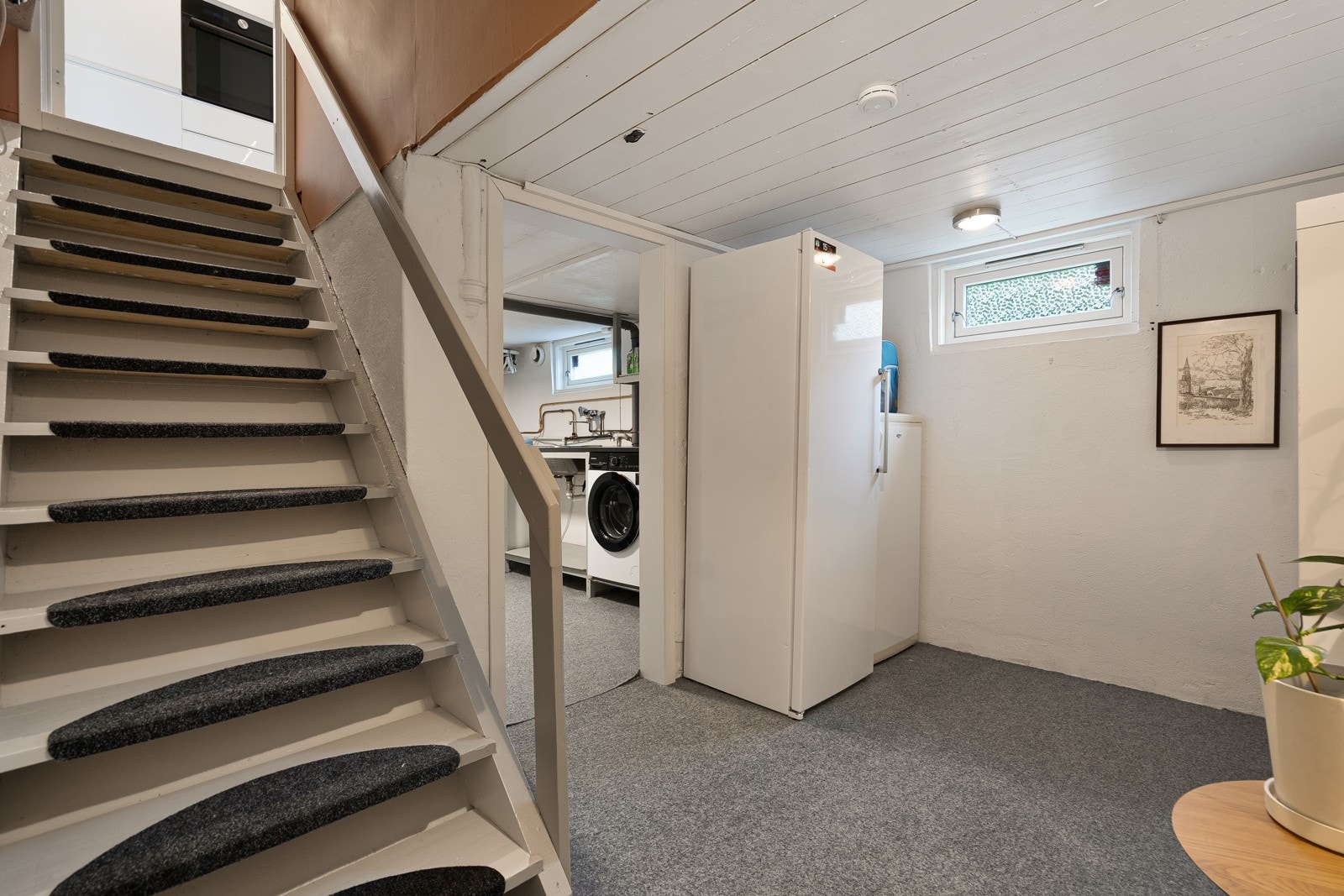 Fint kjellerrom for lagring, samt videre utgang til trapp til hagen Galleribilde