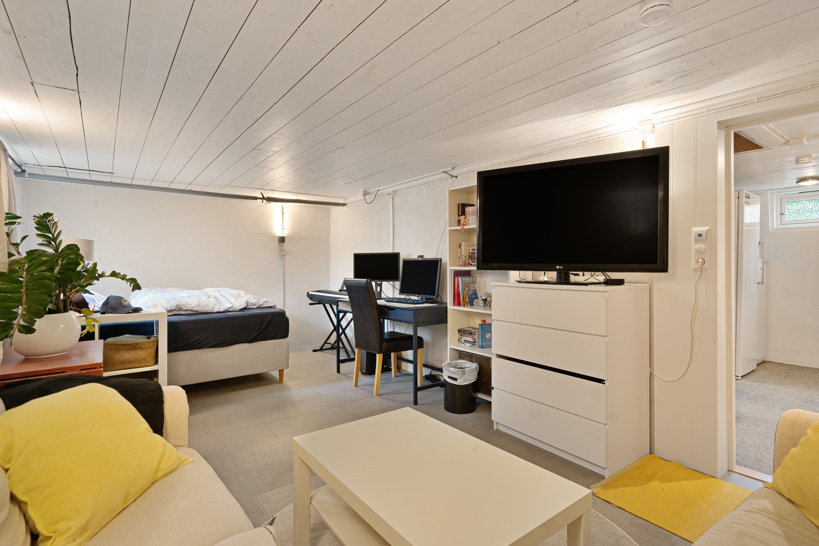 Innredet kjellerstue med varmekabler og fliser på gulvet (rommet er ikke omsøkt til varig opphold, men har montert godkjent rømningsvindu) Galleribilde