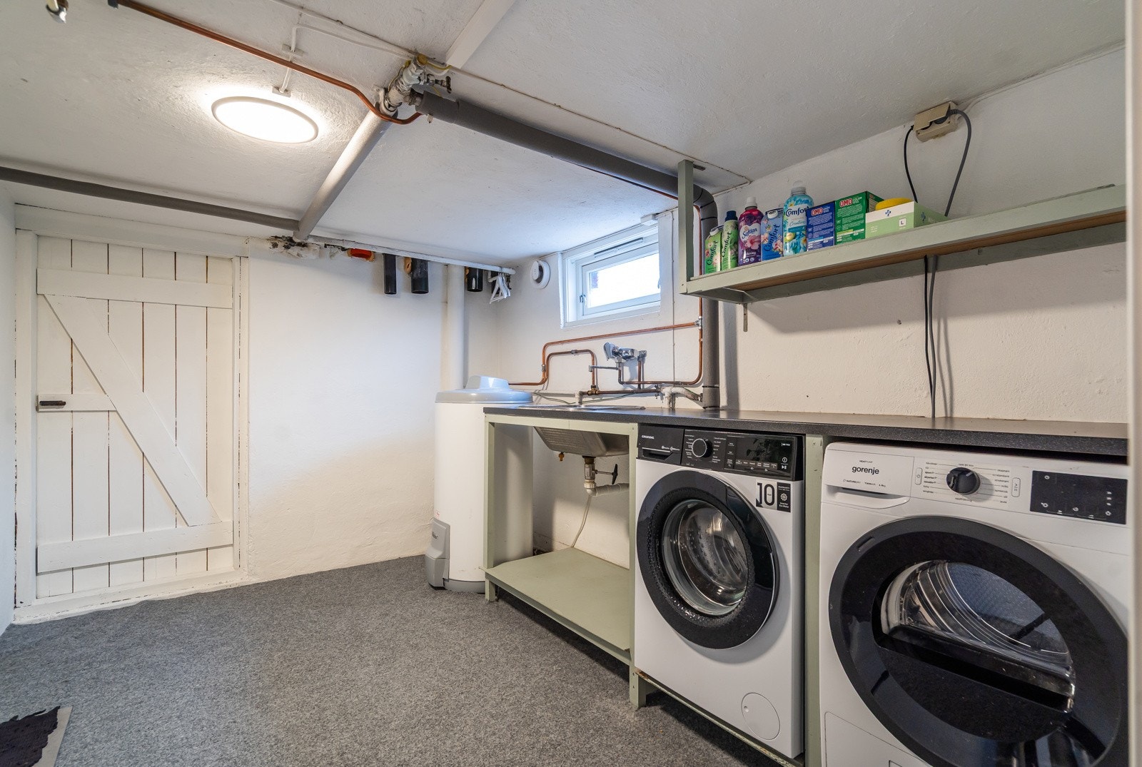 Praktisk vaskerom med WC (vegghengt). Toalettet ble etablert i 2022. Galleribilde