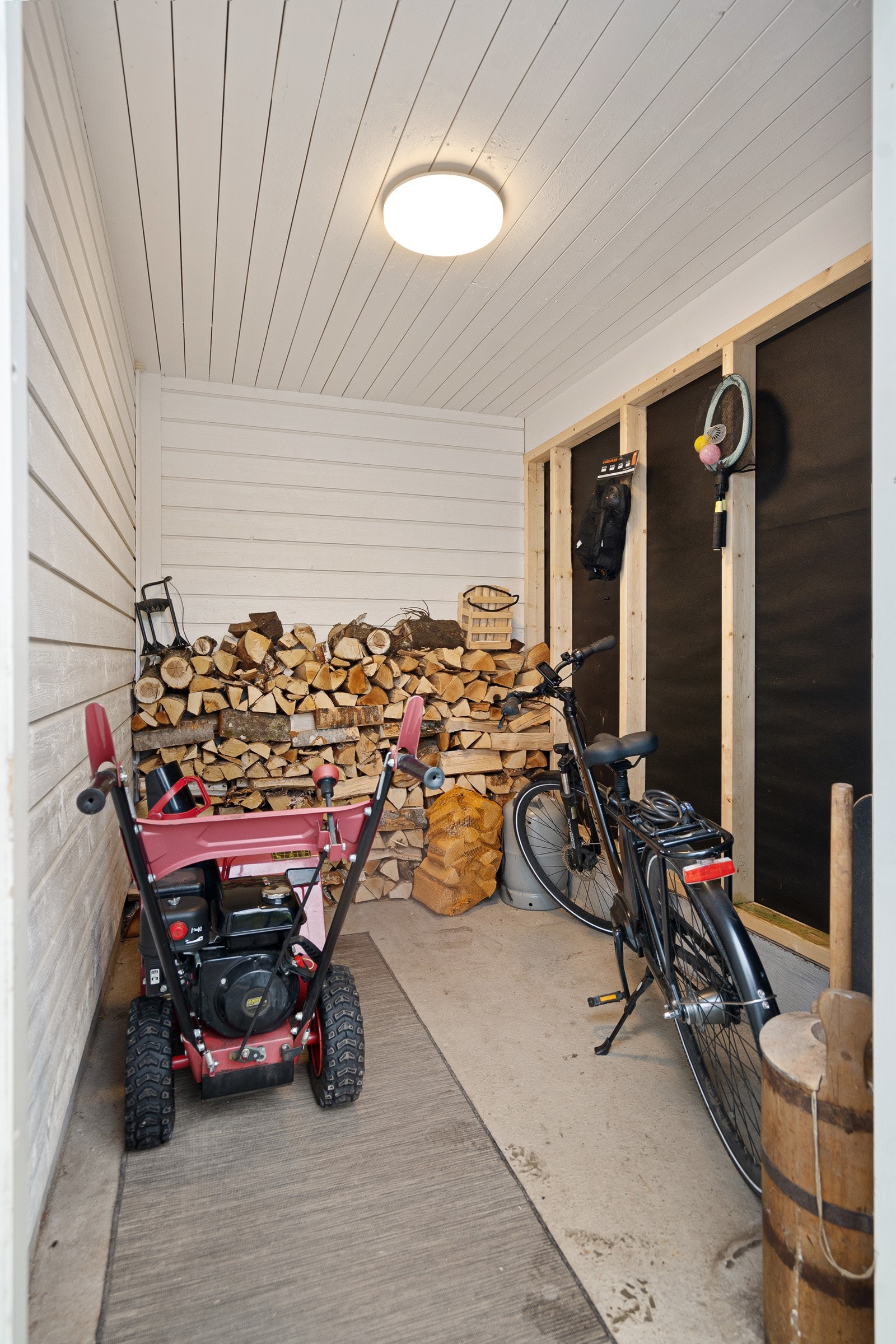 Sportsbod i bakkant av garasjen Galleribilde