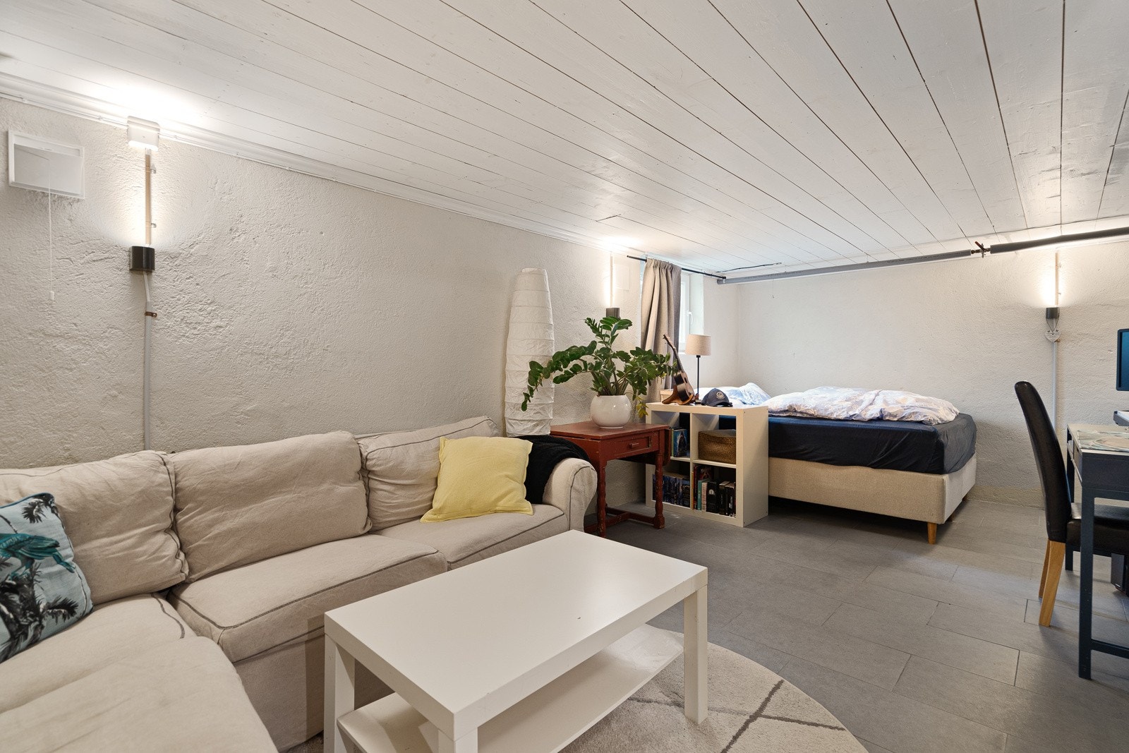 Innredet kjellerstue med varmekabler og fliser på gulvet (rommet er ikke omsøkt til varig opphold, men har montert godkjent rømningsvindu) Galleribilde