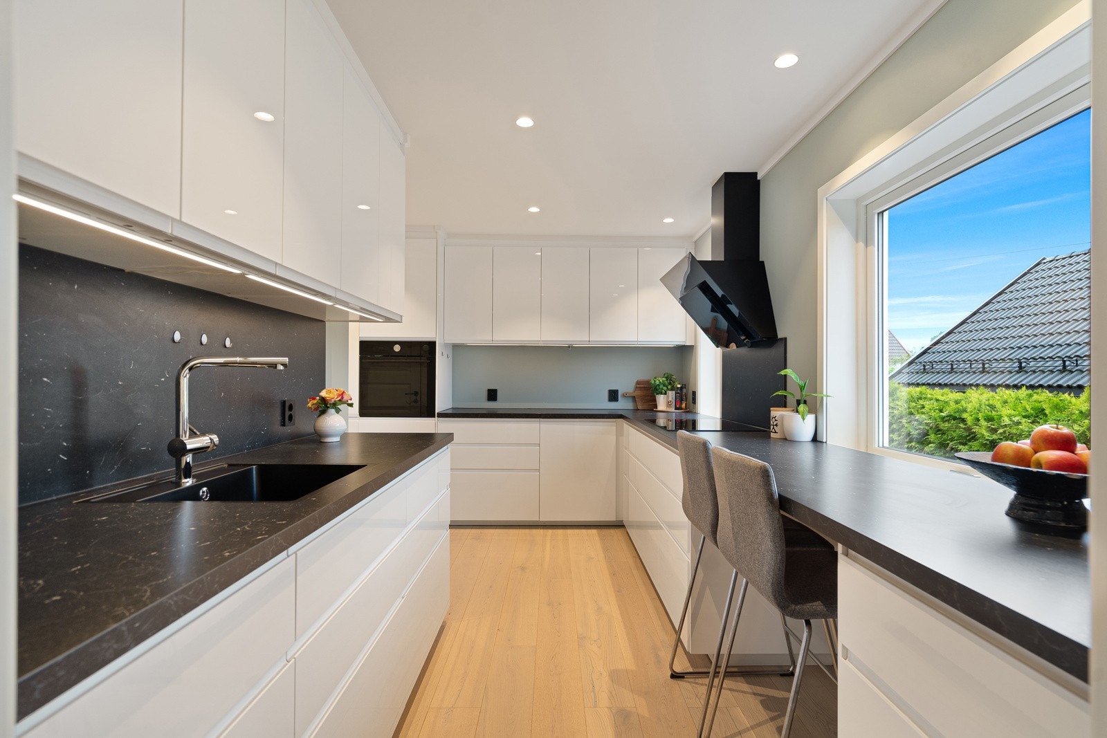 Kjøkkenet oppleves som moderne og praktisk innredet Galleribilde