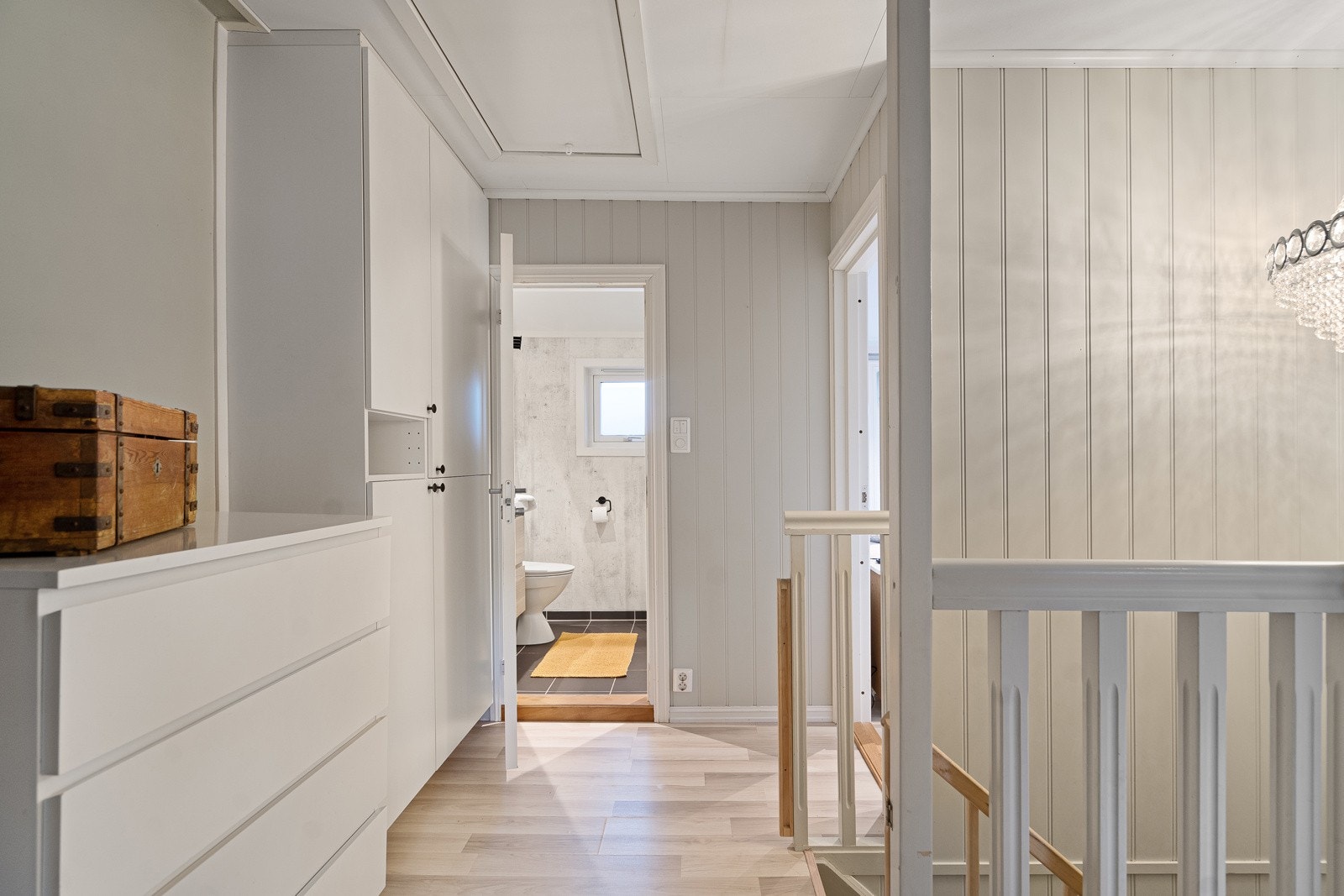 Soveromsgang - her er det også tilgang til loftet hvor det er lagringsmuligheter Galleribilde