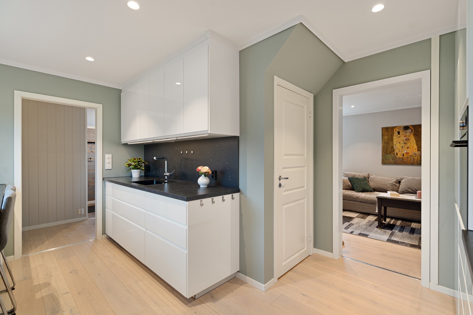 Lekkert kjøkken med komplett innredning, el-anlegg, røropplegg, overflater på vegger, gulv og tak fra 2019 Galleribilde