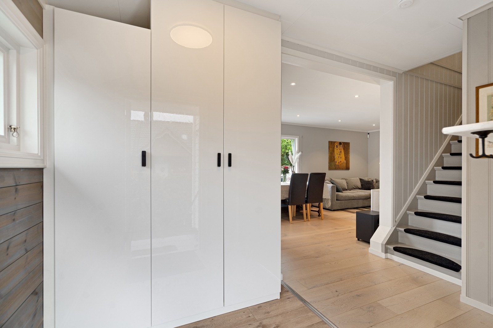 Skapplass i gangen og åpent mot trappegang, stue og kjøkken Galleribilde