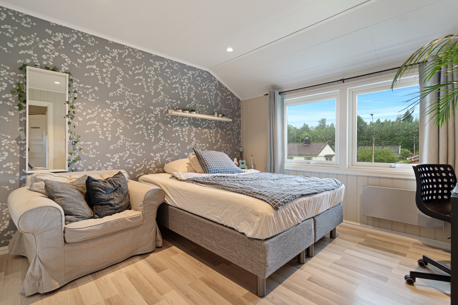 Romslig hovedsoverom med skyvedørsgarderobe Galleribilde