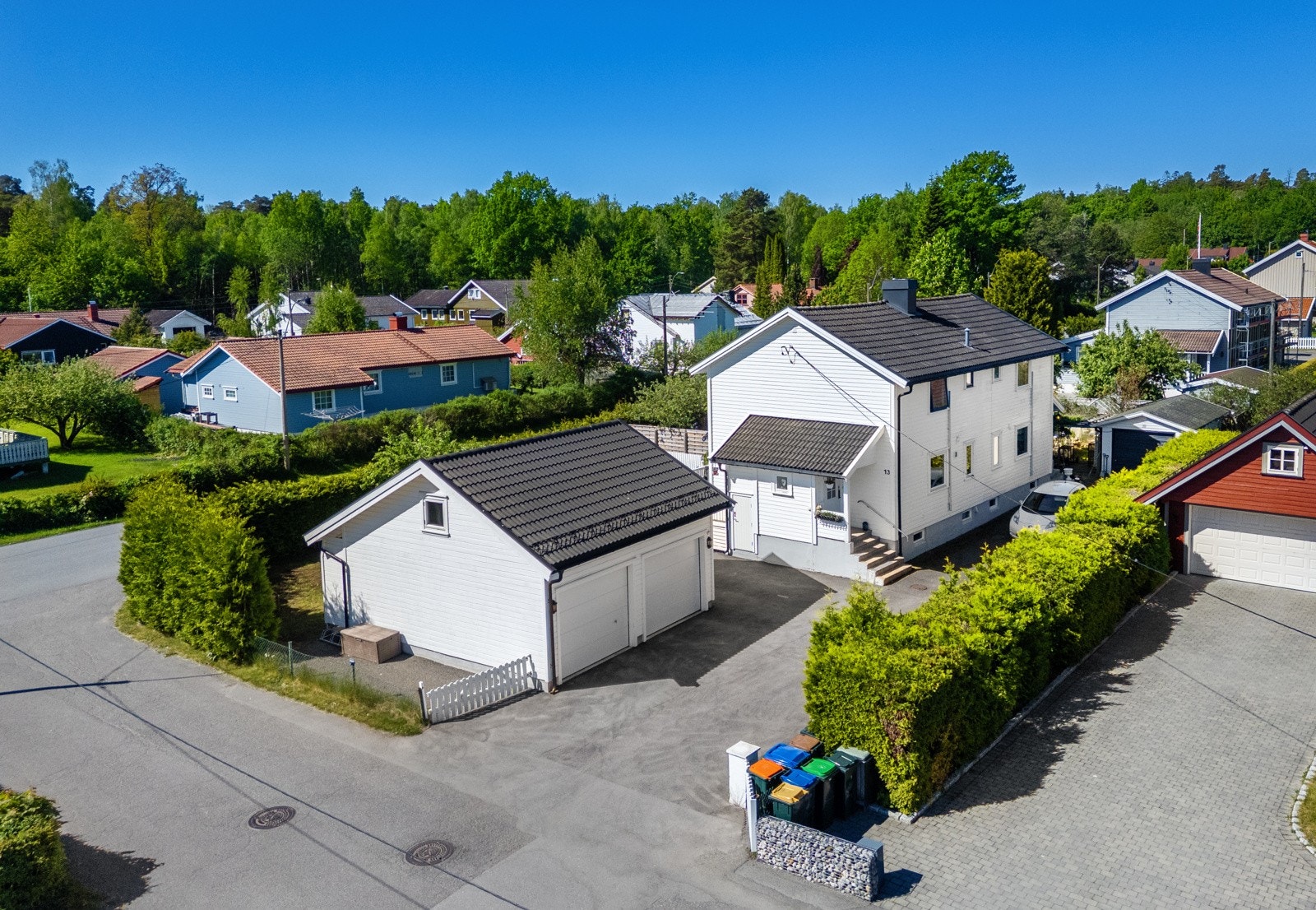 Fint beliggende med trygg og god skolevei (uten å krysse trafikkert vei) samt idrettsanlegg m.m. i umiddelbar nærhet! Galleribilde