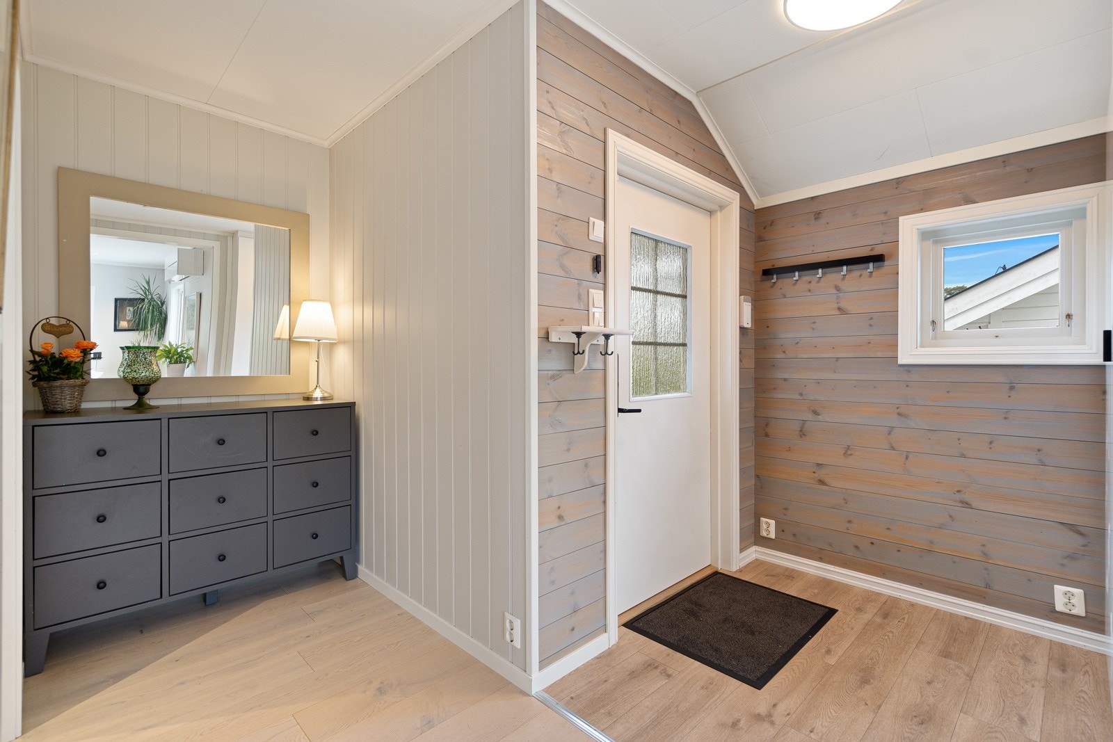 Velkommen inn i denne lyse og praktiske entréen/gangen Galleribilde