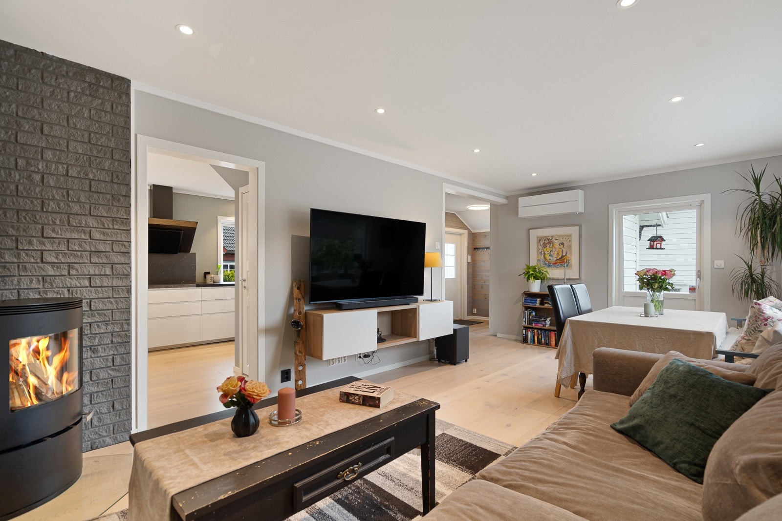 Hyggelig, oppusset stue (alt er pusset opp) samt rehabilitert pipeløp i 2016. Galleribilde