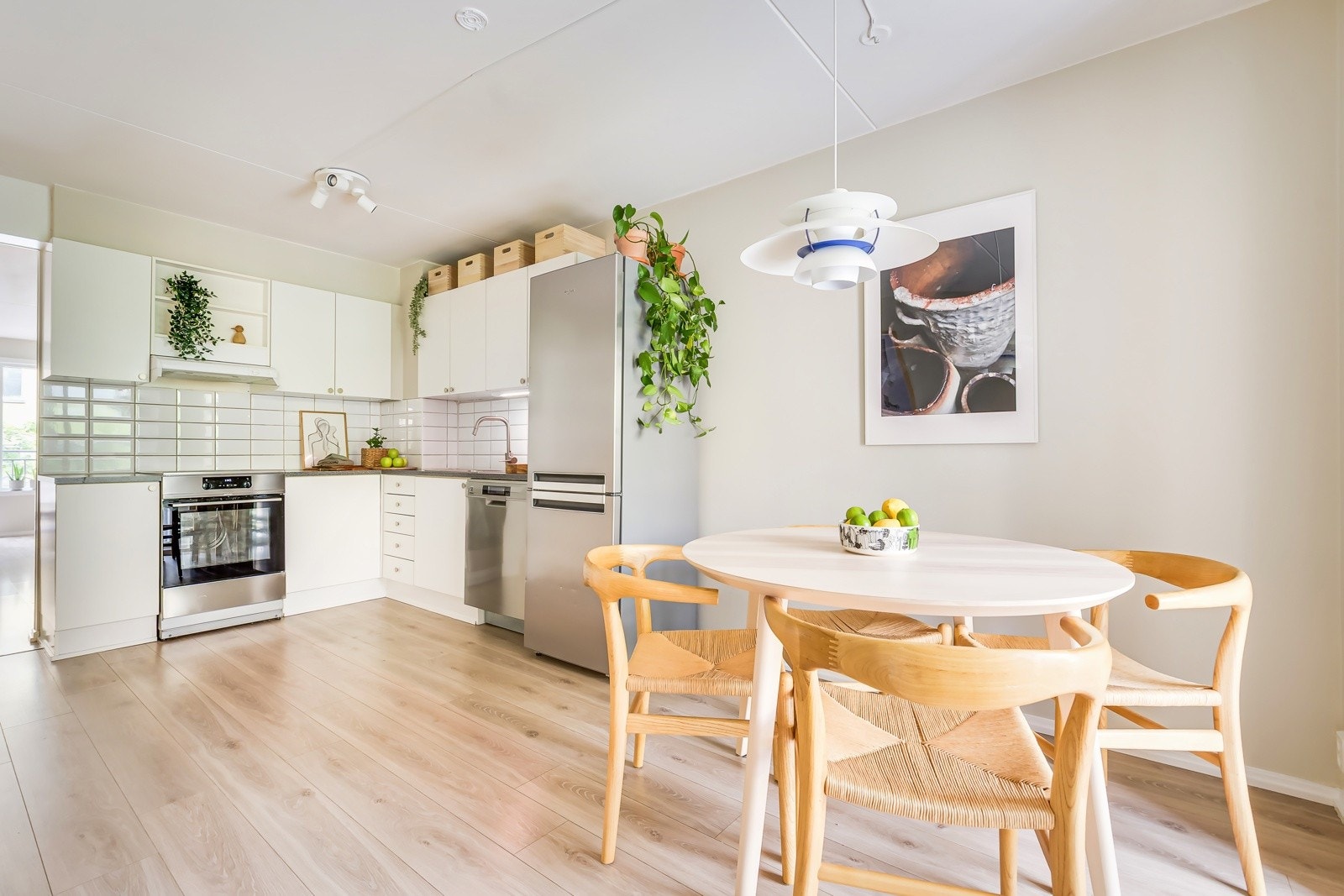 Her får du en åpen og luftig planløsning, med store vindusflater som slipper inn godt med dagslys. Galleribilde