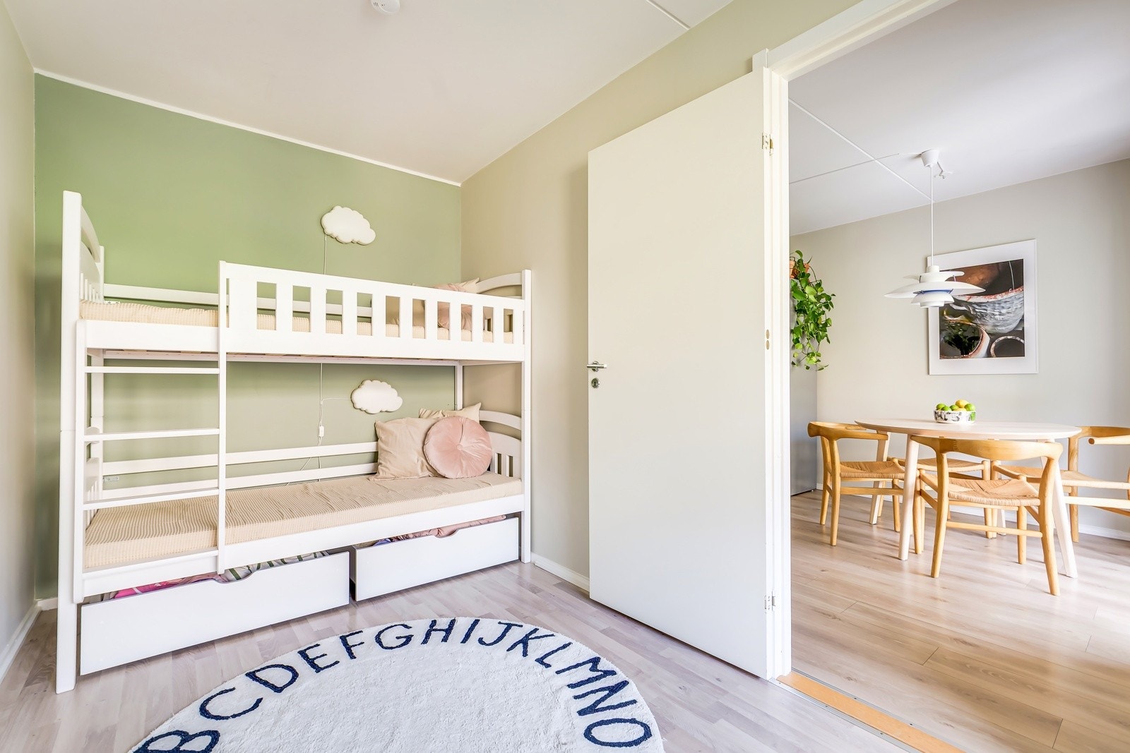 Med to soverom egner det ene seg ypperlig for gjesteværelse, barnerom eller hjemmekontor! Galleribilde