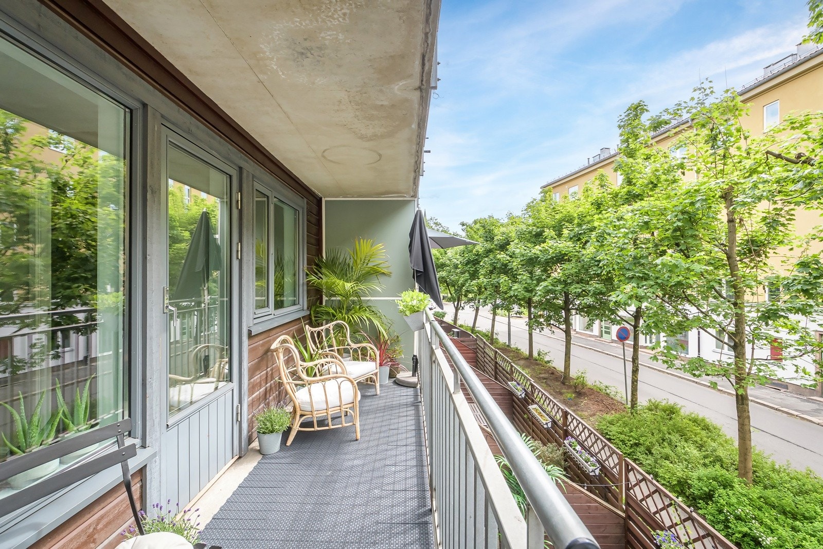 Balkongen er overbygget og skjermer dermed godt for vær og vind. Galleribilde