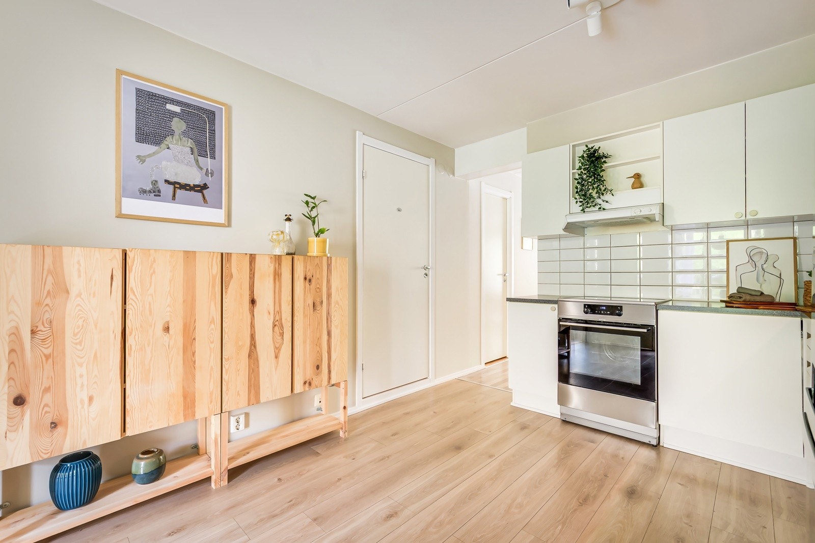 Det ble lagt ny parkett på kjøkkenet og i inngangspartiet i 2019. Galleribilde