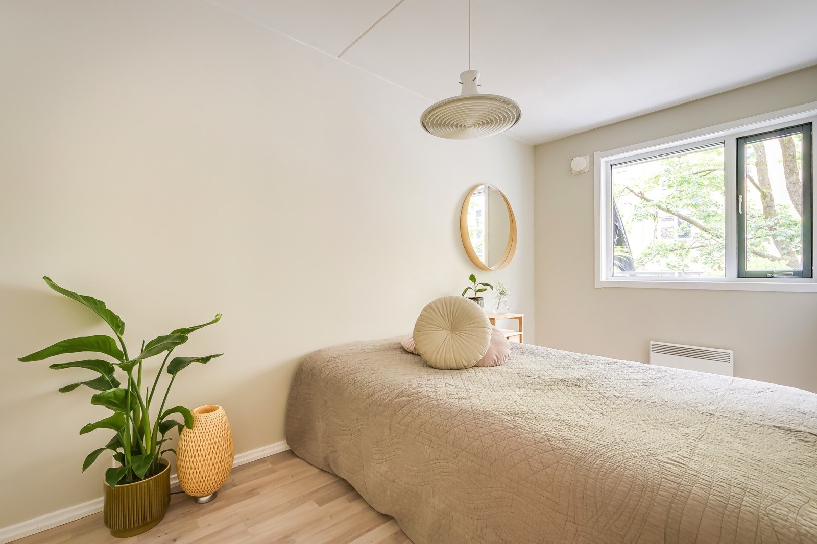 Boligen har to soverom med malte flater i lyse fargevalg og gulv belagt med laminat. Galleribilde