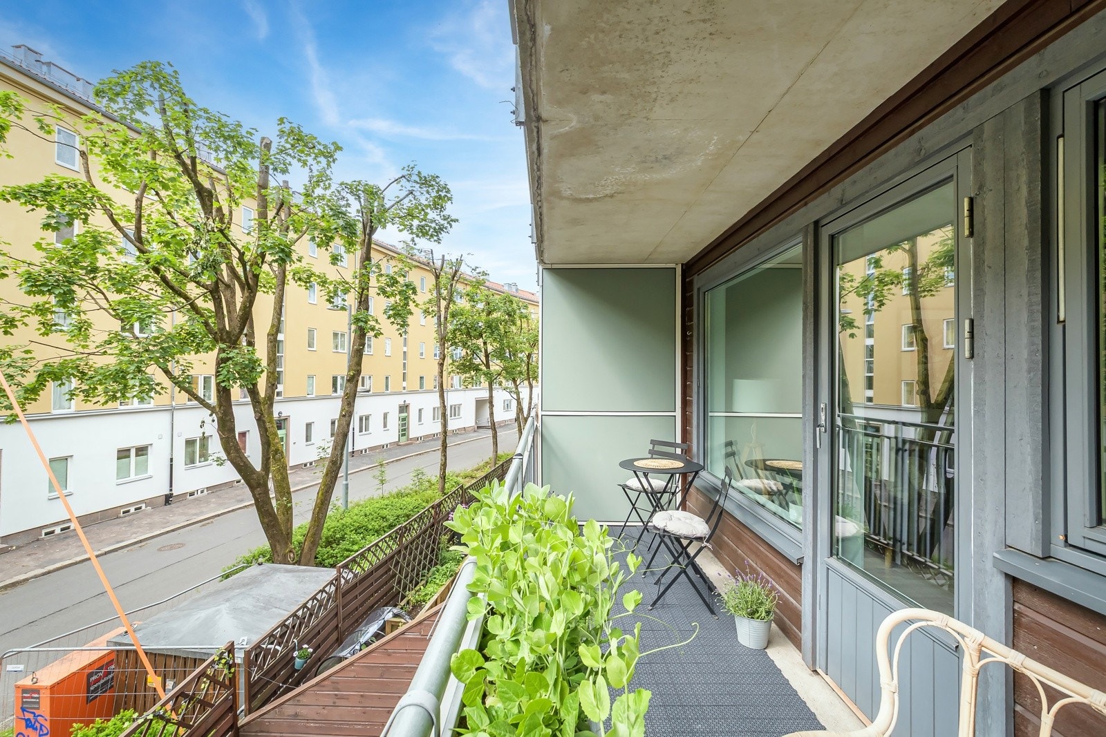 Balkongen er orientert mot syd og byr på gode solforhold fra formiddag til ettermiddag ifølge selger. Galleribilde