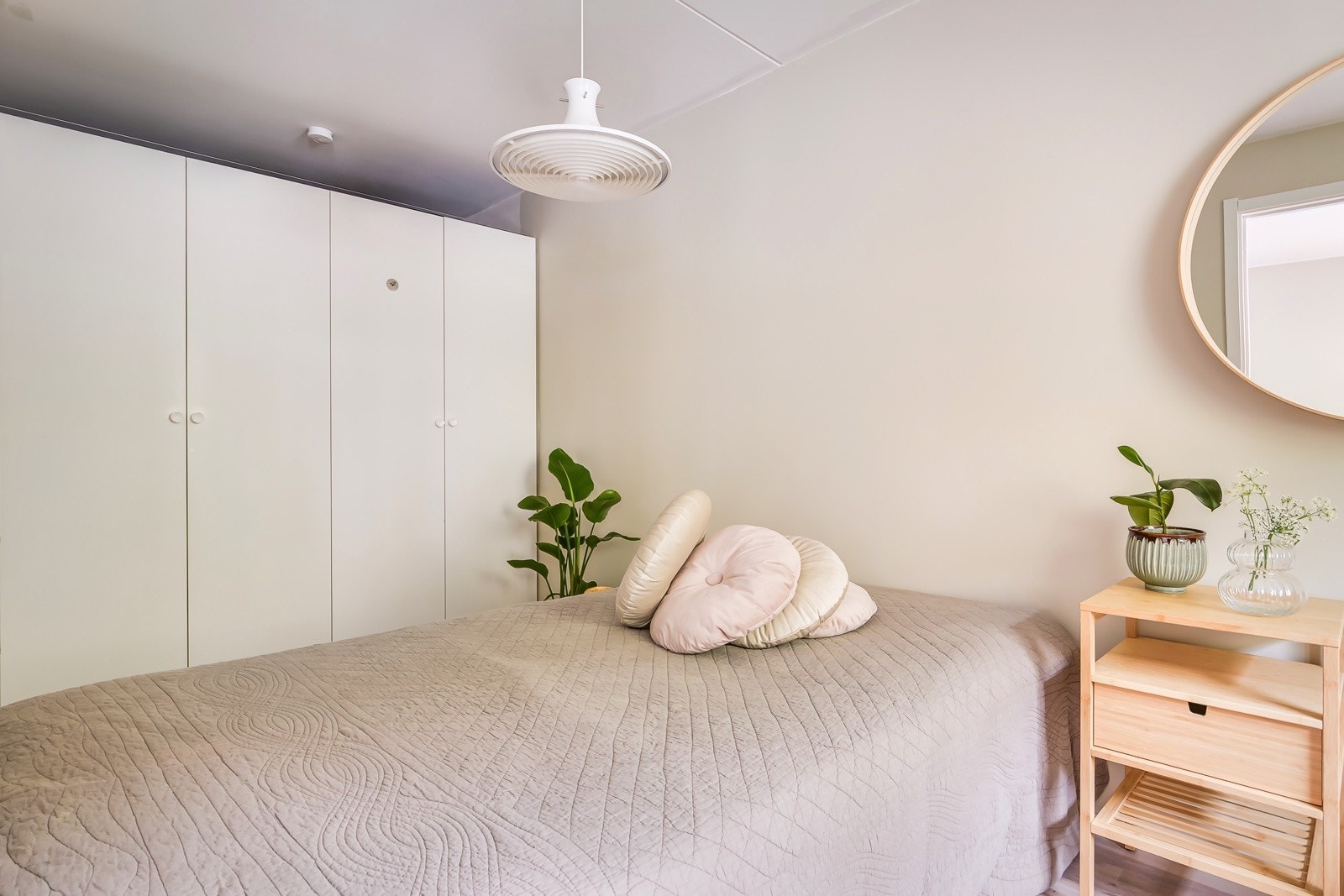 På hovedsoverommet finner du en romslig garderobe som vil medfølge leiligheten. Galleribilde