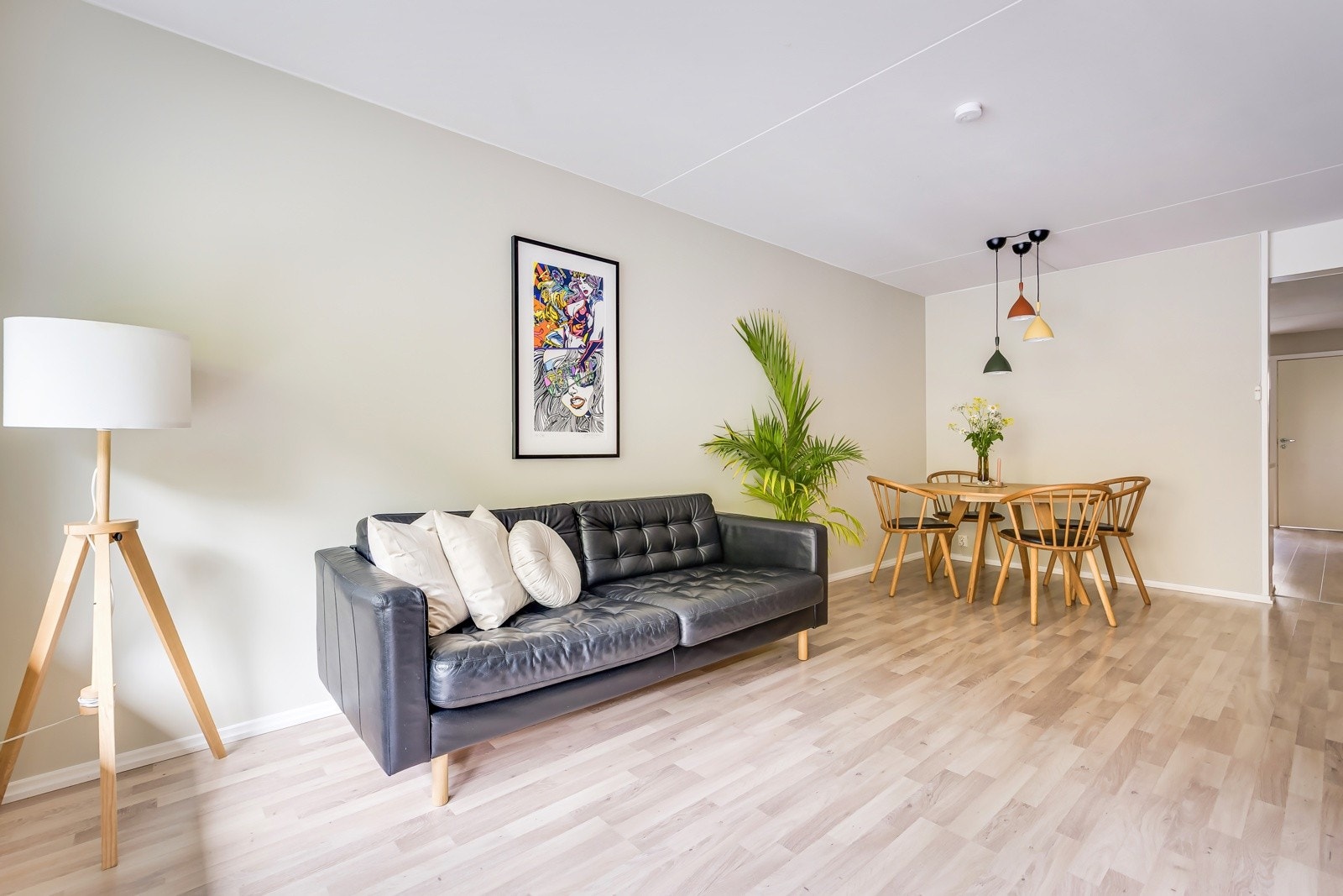 Lyse og moderne overflater på vegger og gulv er belagt med laminat. Galleribilde