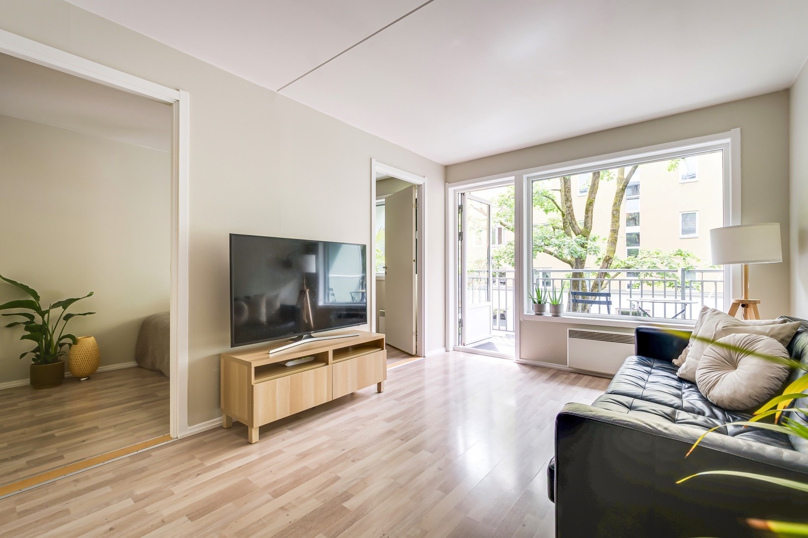 Fra stue er det utgang til en herlig sydvendt balkong på 8 kvm. Galleribilde