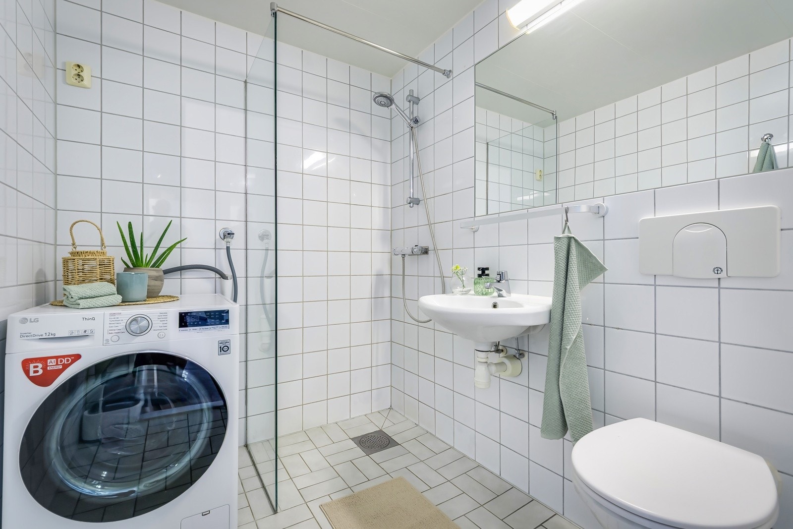 Det er plass og opplegg for vaskemaskin på badet. Galleribilde