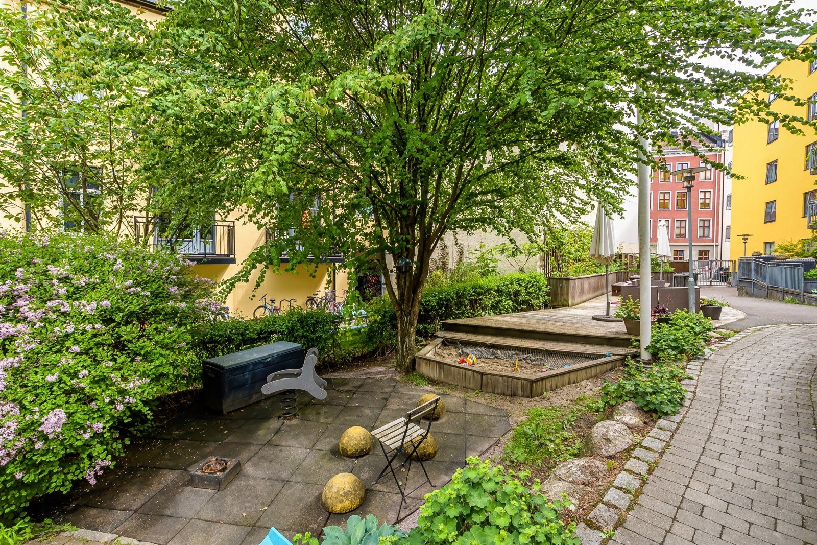 - Felles bakgård - Galleribilde