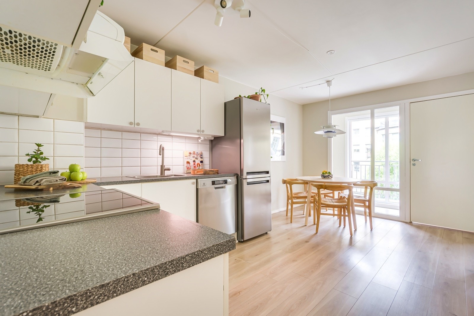 Tidløst og separat kjøkken. Det ble lagt ny parkett på kjøkkenet i 2019. Galleribilde