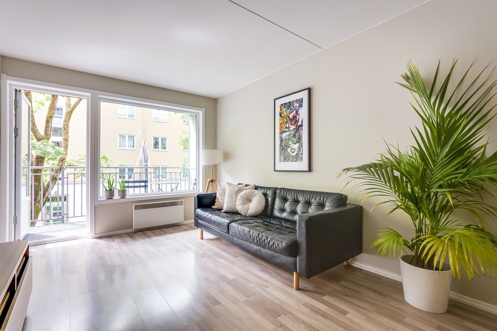 I stuen er det god plass til sofa, TV-benk og spisebord. Galleribilde