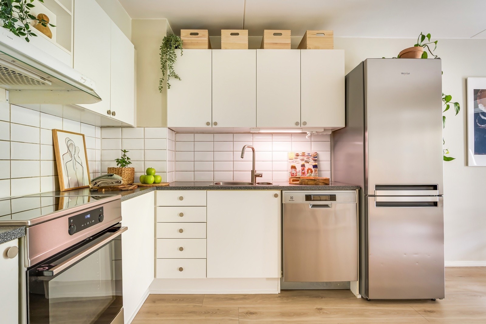 Kjøkkenet har god skap- og benkeplass til matlaging og oppbevaring av kjøkkenredskaper. Galleribilde