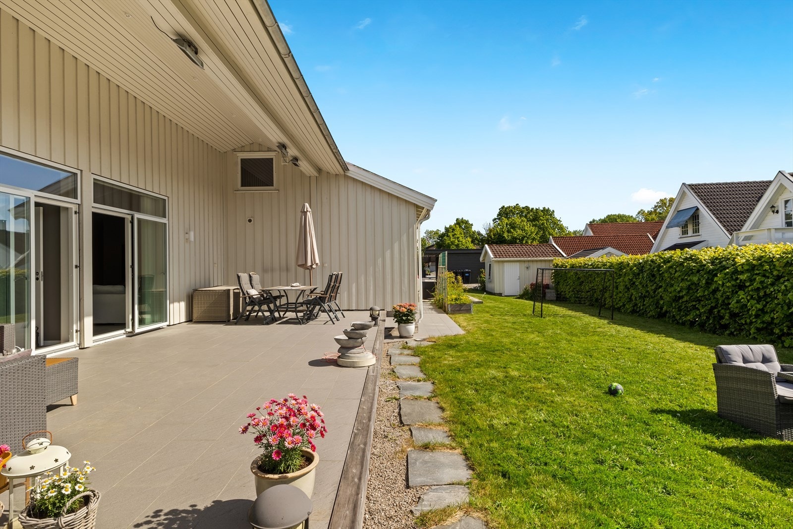 Romslig terrasse med gode solforhold. Her har man plass til sittegruppe, grill og annen ønsket møblering. Galleribilde