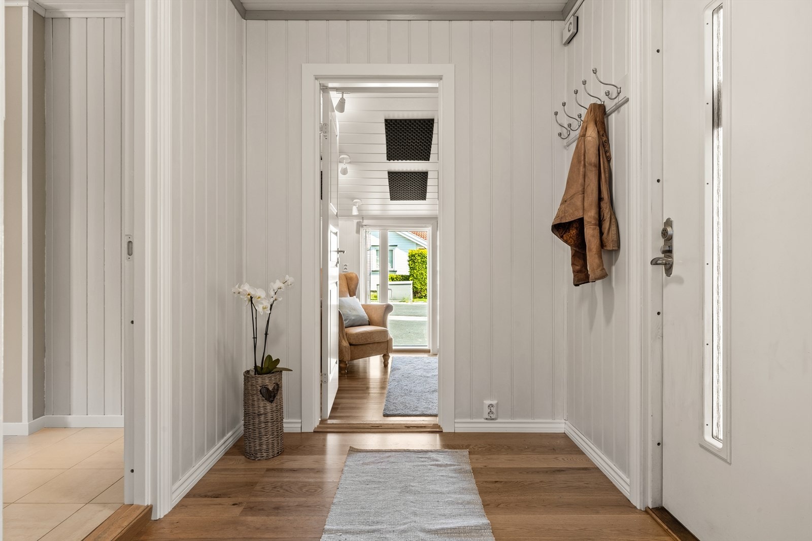 Koselig entrè med plass til å henge fra seg jakker og sko. Galleribilde