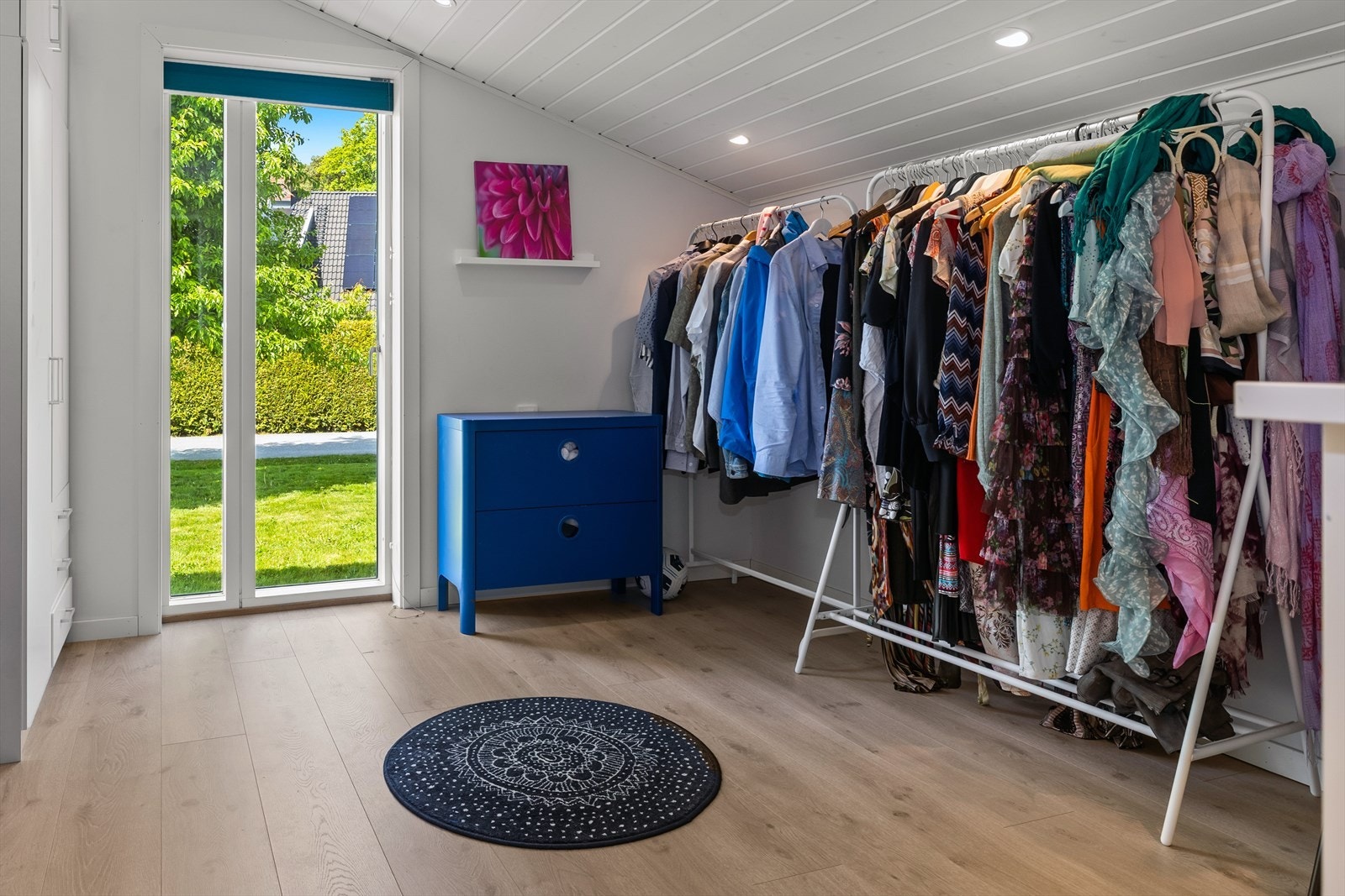 Walk-in closet fra soverom. Galleribilde