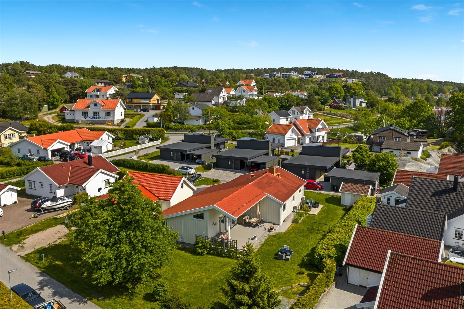 Området vil ha et bredt servicetilbud når prosjektet er ferdig med bl.a. butikker, kaféer og bibliotek. Det er ellers fin bilvei til Fredrikstad sentrum, Torvbyen kjøpesenter og Østfoldhallene, som alle har et rikt utvalg av fasiliteter og servicetilbud. Galleribilde